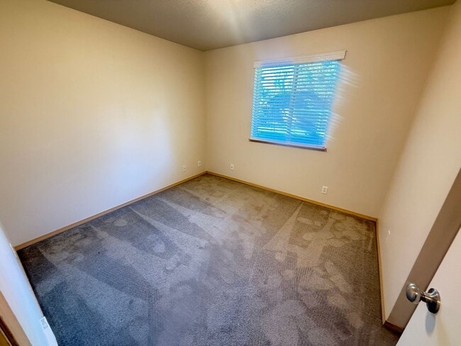 Building Photo - Updated 3 bedroom 2 bath house in Eugene!