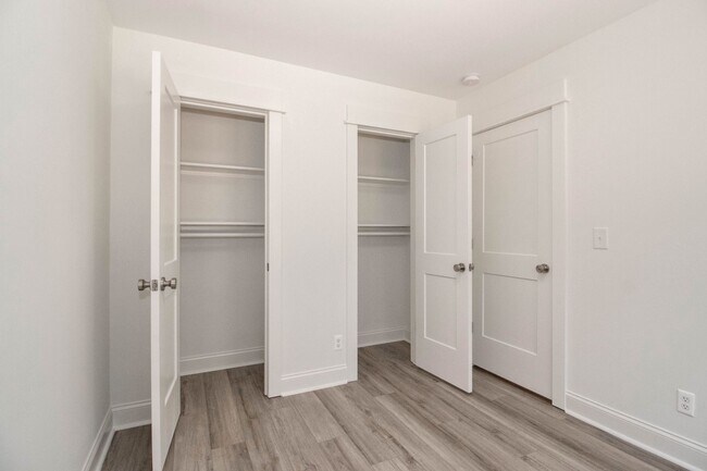 Building Photo - Lux Three Bedroom Townhouse in Sherrills Ford