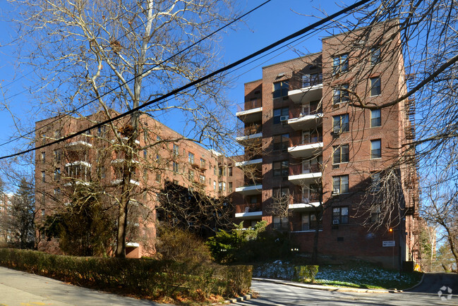 Building Photo - 3950 Blackstone Ave