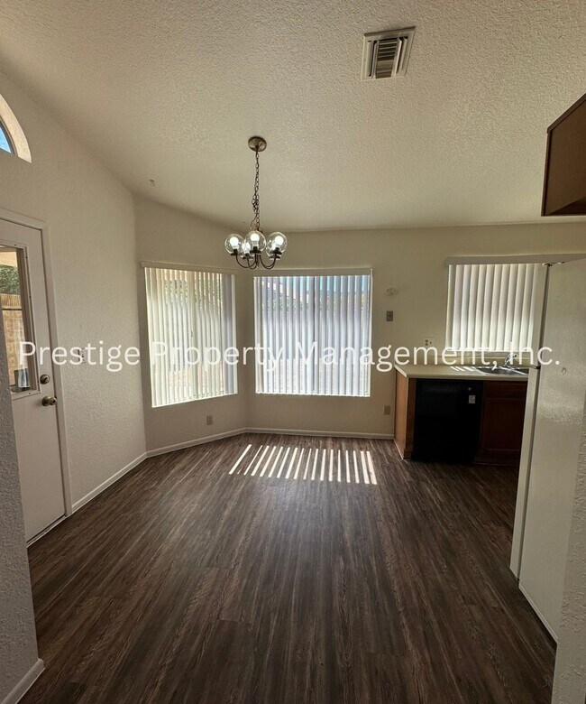 Building Photo - Very Cute South West Side 3/2!! Call Now!