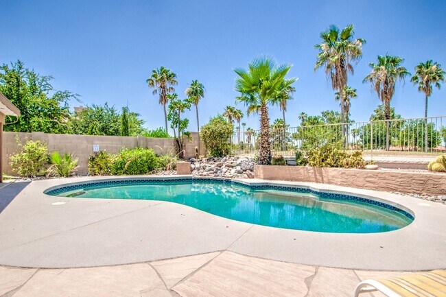 Building Photo - 4bd, 3ba on Arrowhead Golf Course!