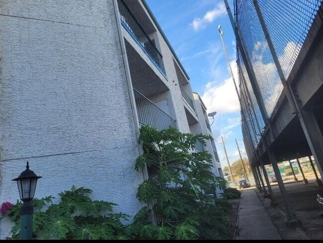 Building Photo - 2826 S Bartell Dr