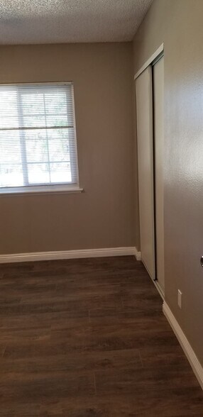 Building Photo - 14299 La Paz Dr