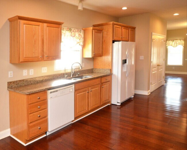 Building Photo - Live in Wyndhurst!