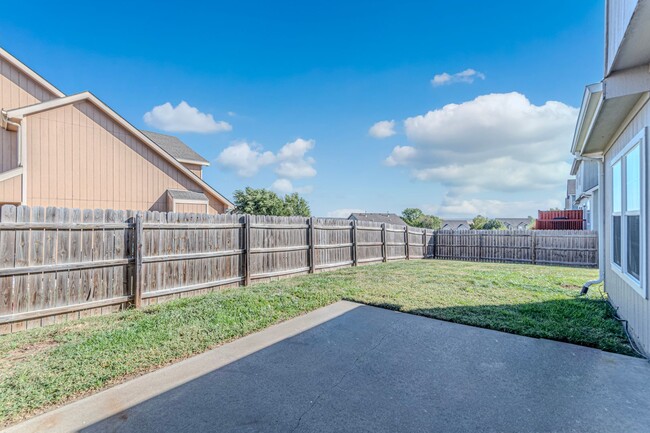 Building Photo - Fenced in backyard!