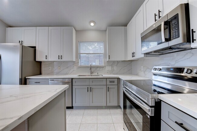 Building Photo - 9026 Eaglecove Dr