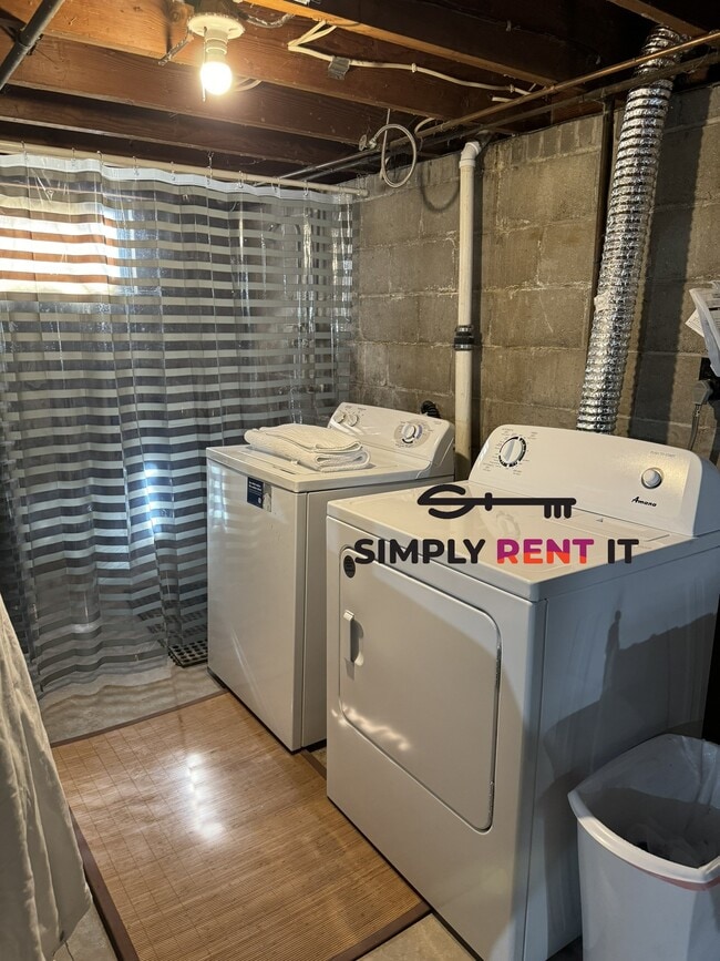 Building Photo - 3 Bedroom Downtown, Ames with Hardwood Floors