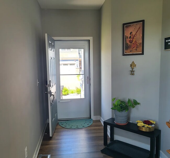 Building Photo - Beautiful 4bed 3.5bath End Unit Townhome With Walk-Out Basement!