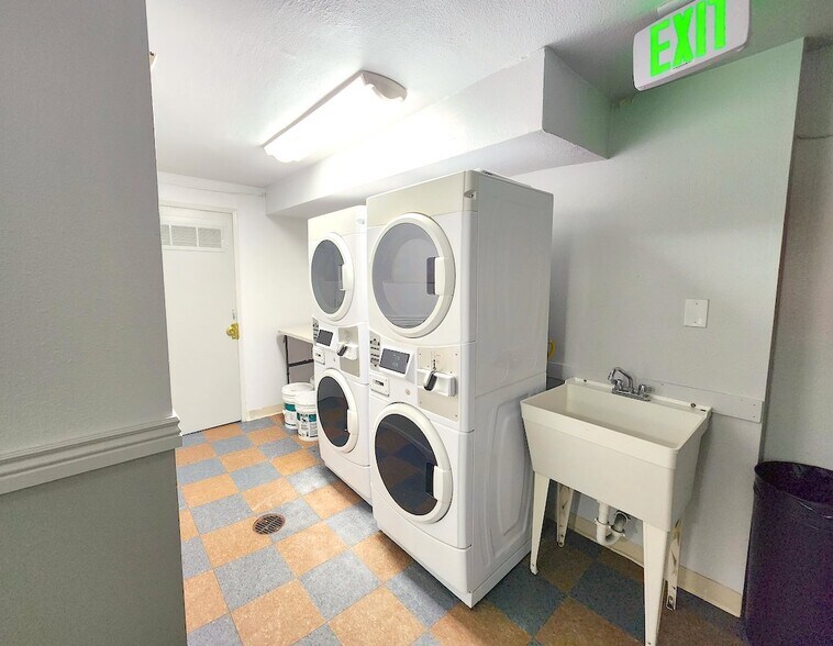 Building Photo - 1330 Zephyr St