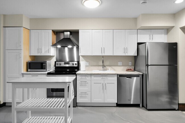 Building Photo - 0bd/1ba Bellevue Condo