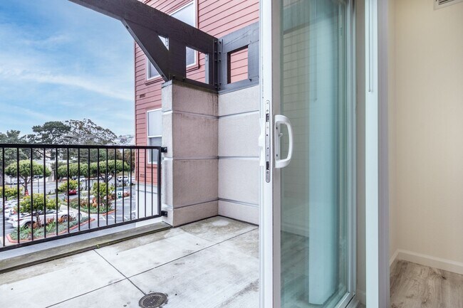 Building Photo - Spacious Ingleside Heights Condo w/ Private Patio & Parking!