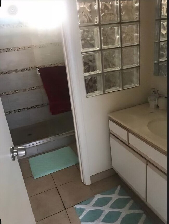 Building Photo - 723