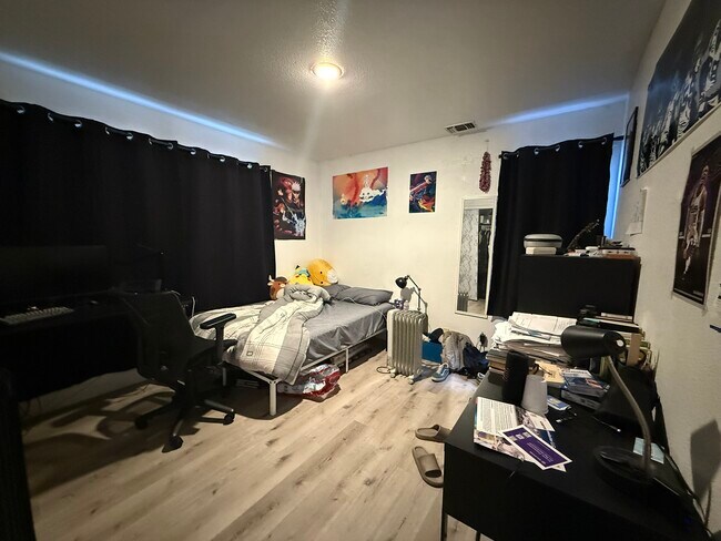 Building Photo - 2802 Sycamore Ln