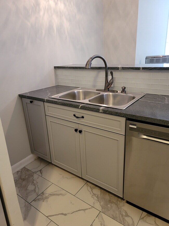 Building Photo - Charming 2-Bedroom Retreat in Vibrant Charleston  Perfect for Cozy Living!