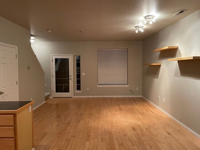 Building Photo - Beautiful 2Bd/2Ba Townhome in Notting Hill...