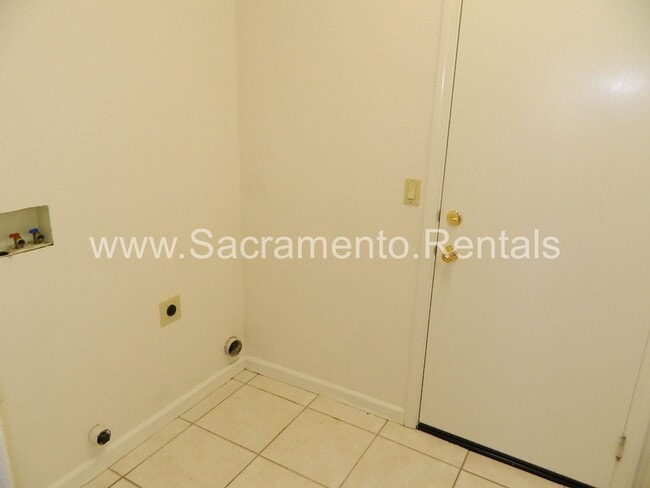 Building Photo - Nice 3bd/2ba Home with 2 Car Garage near Roseville Galleria