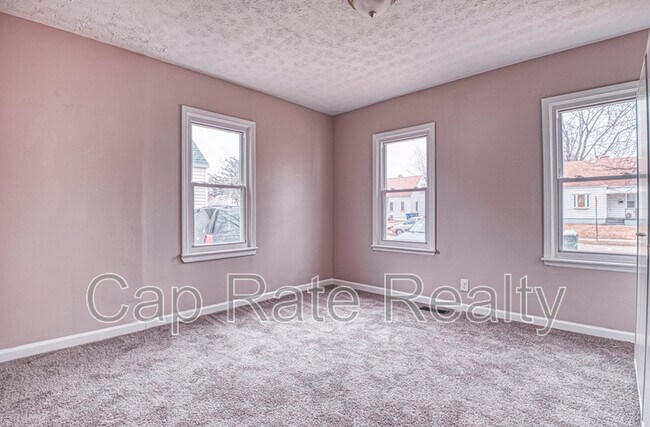 Building Photo - 1143 Duxberry Ave