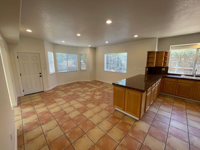 Building Photo - 4527 Hollister Ave