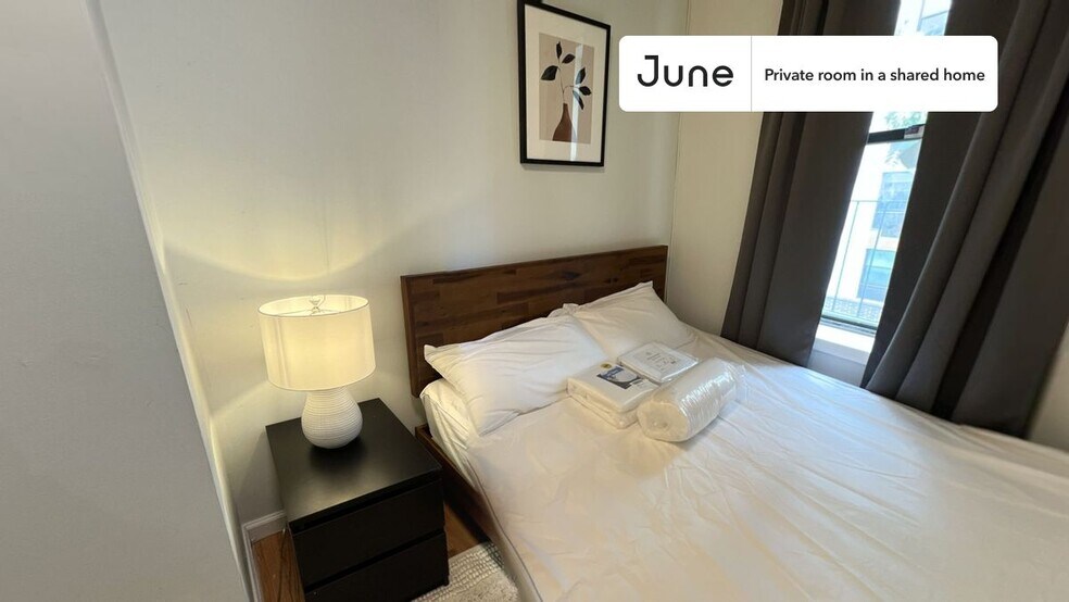 Building Photo - Private bedroom in 3 bed/1 bath Home