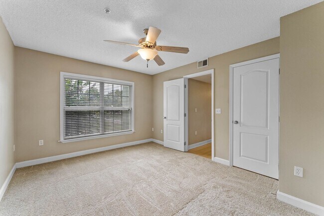 Building Photo - 2025 Dixie Belle Dr
