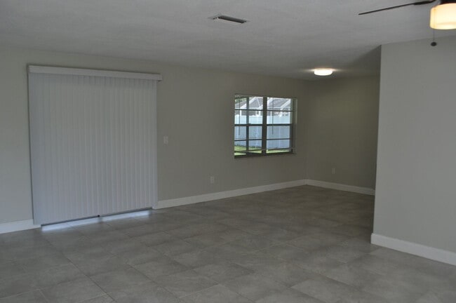 Building Photo - Quaint Home with all Tile floors