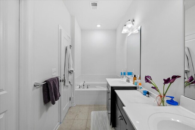 Building Photo - Stunning Luxury Townhome for Rent in Westmoore!