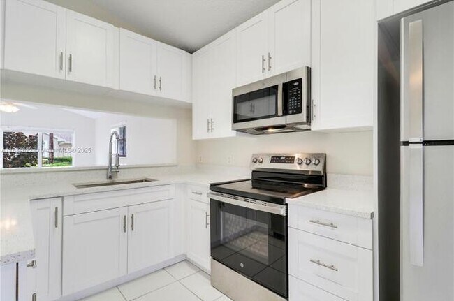 Building Photo - 653 NW San Remo Cir