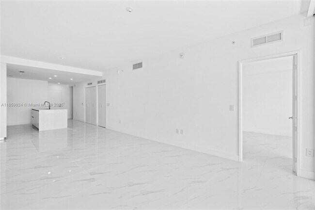 Building Photo - 700 NE 24th St