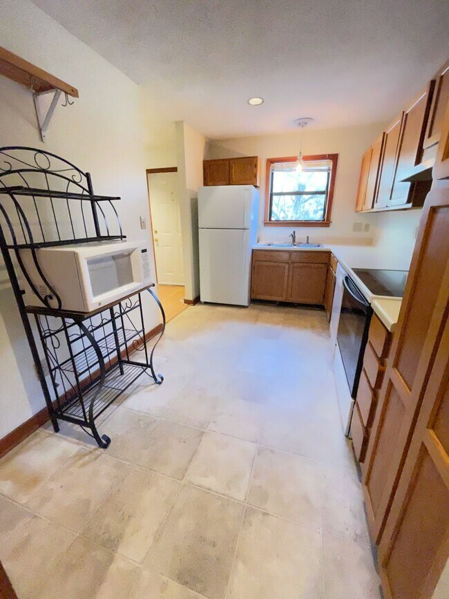 Building Photo - Lovely, updated 2br in Weatherhill. Great location & Carrboro charm!