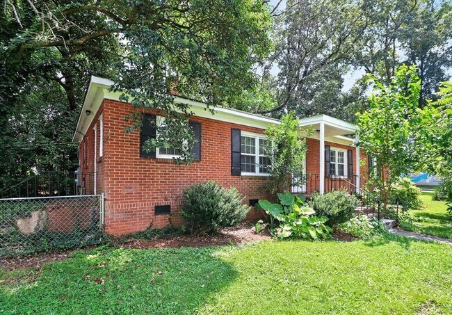 Building Photo - Charming 2BD/1BA Brick Duplex in NoDa!