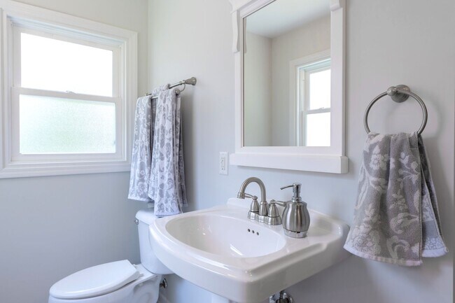 Building Photo - Charming Fully Furnished Three Bed, Two Ba...