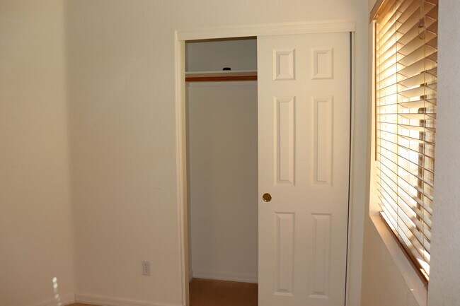 Building Photo - East Side 3 Bed 2 Bath Energy Efficient Pulte Home