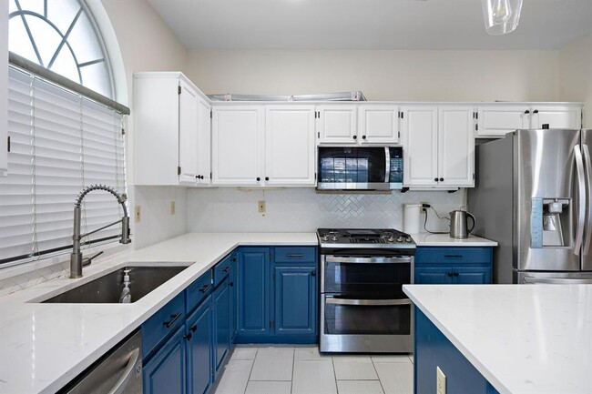 Building Photo - 2414 Mockingbird Dr