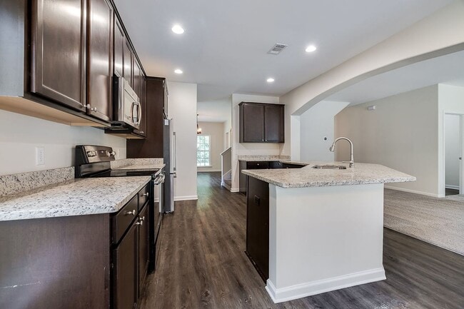 Building Photo - Spacious Custom 8 Bed 4.5 Bath Home on Lar...