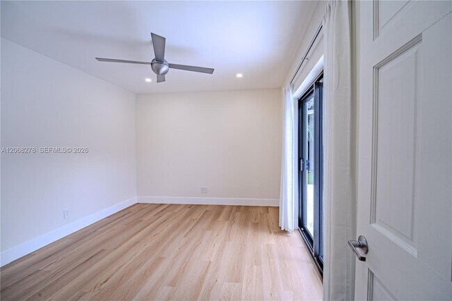 Building Photo - 1825 Alamanda Dr