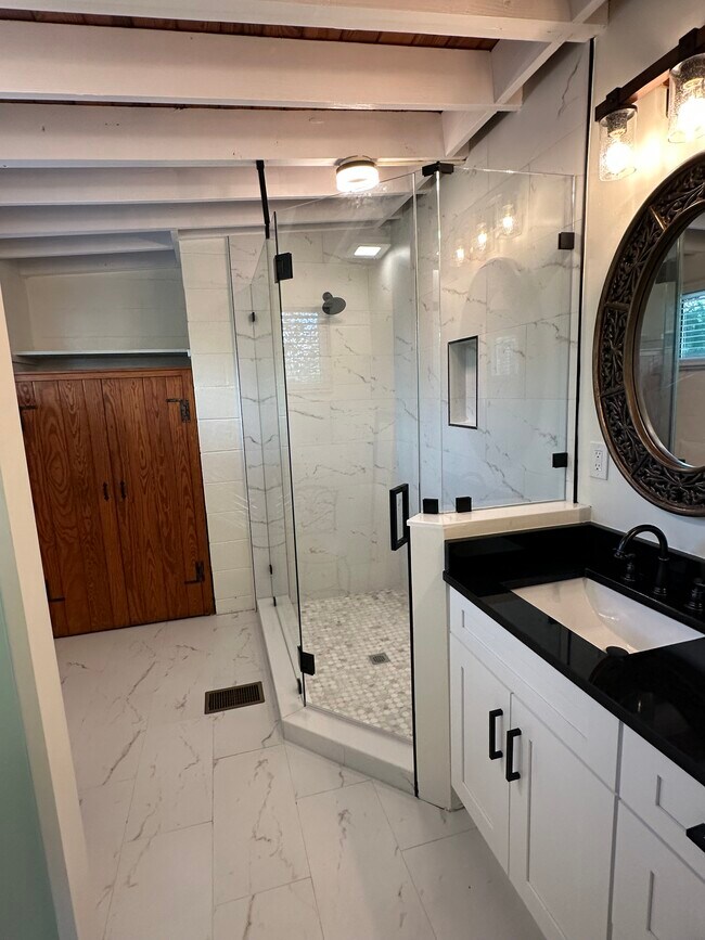 Building Photo - 693 Chestnut St