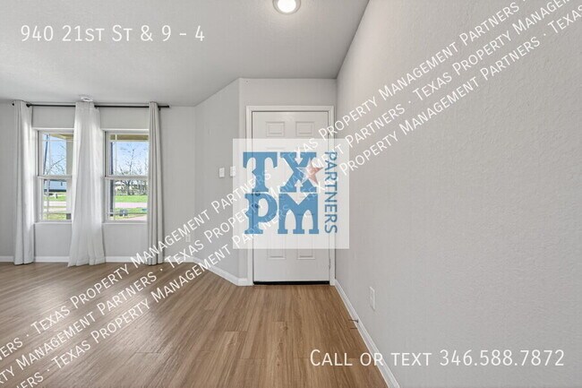 Building Photo - 940 21st St