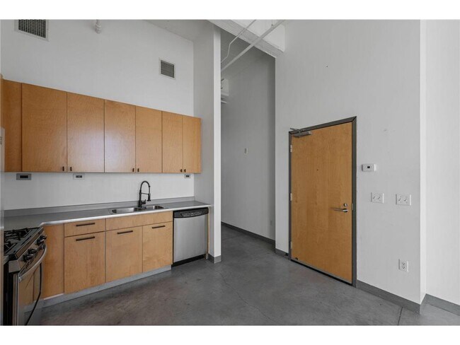 Building Photo - 700 N Washington Ave