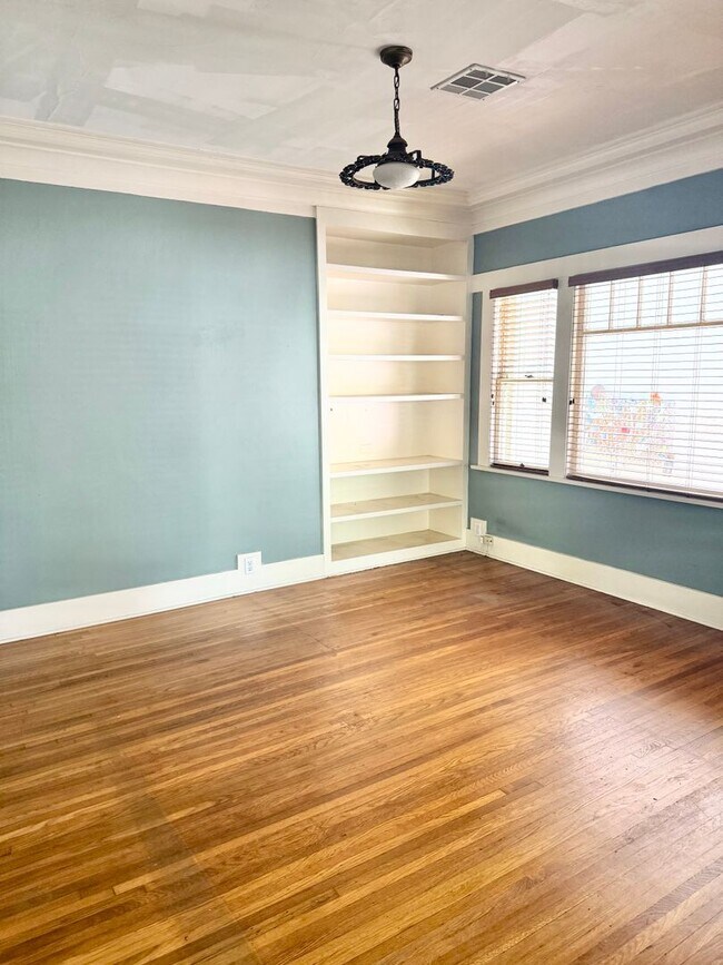 Building Photo - Historic 2 Bedroom on Hawk