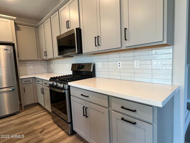 Building Photo - 746 E Doral Ave