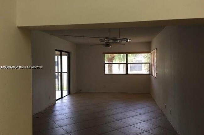 Building Photo - 220 Lakeview Dr