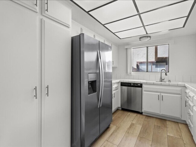 Building Photo - Spacious 3Beds+2.5Baths Townhouse With A B...