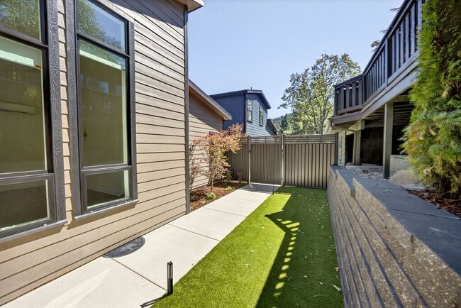 Building Photo - Newly Built Ashland Gem with Fireplace & S...