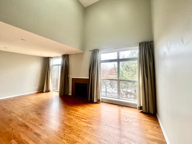 Building Photo - 300 Lunt Ave