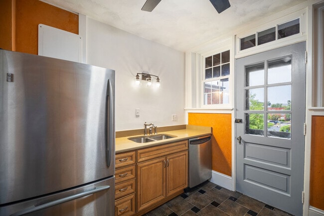 Building Photo - 821 Brandon Ave