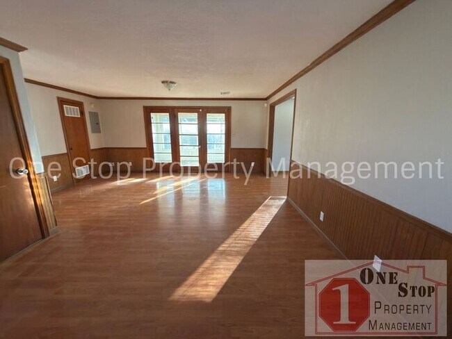 Building Photo - Amazing 3 Bedroom, 1.5 Bathroom in Raytown!