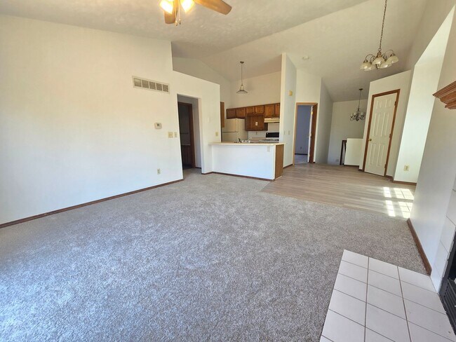 Building Photo - 3 Bedroom 2.5 Bathroom Duplex in Bloomington