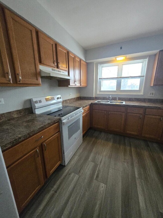 Building Photo - 570 Princeton St