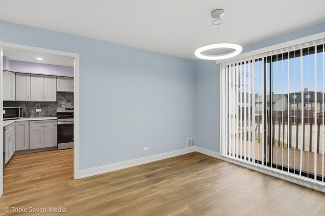 Building Photo - 777 E Golfview Dr