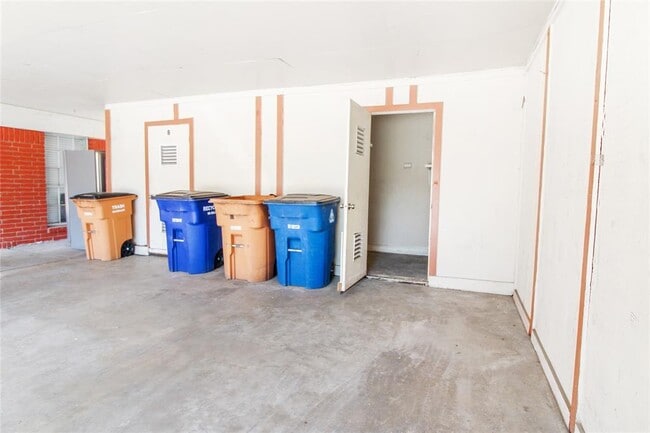 Building Photo - 9906 Randall Dr